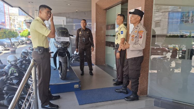 Sat Binmas Polres Pematangsiantar sambangi Satpam Bank BCA, Jln Merdeka Pematangsiantar, pada Jum'at (11/7/2025) pagi.