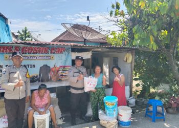 Polsek Siantar Selatan memberikan bantuan sosial (Bansos) kepada warga yang membutuhkan, di Jalan Marimbun II Pematangsiantar, pada Senin (30/6/2025) siang.