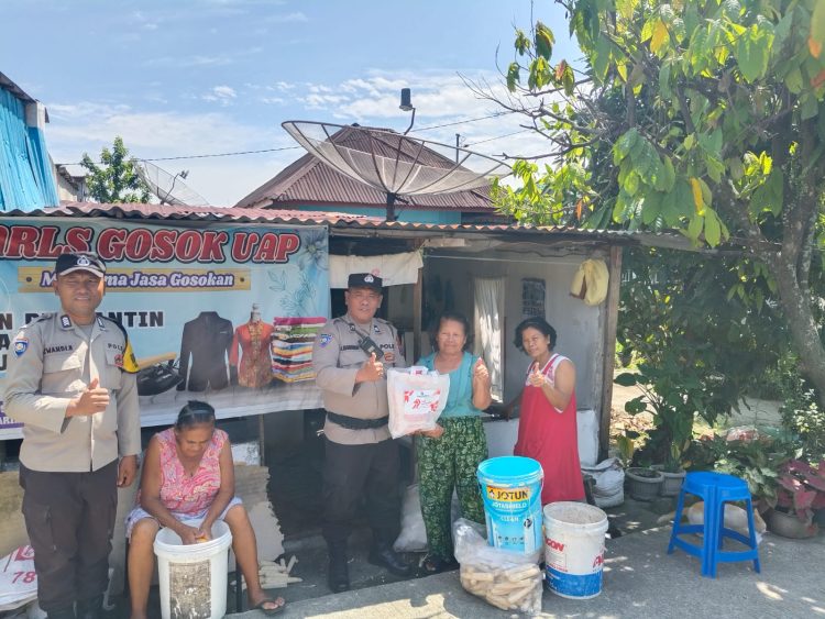 Polsek Siantar Selatan memberikan bantuan sosial (Bansos) kepada warga yang membutuhkan, di Jalan Marimbun II Pematangsiantar, pada Senin (30/6/2025) siang.
