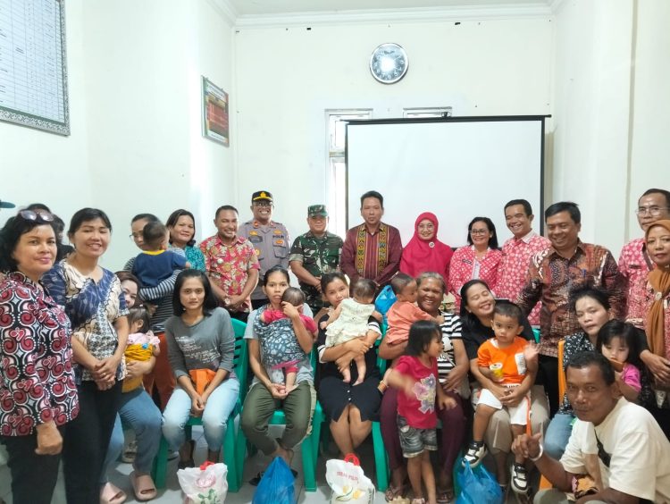 Foto bersama disela kegiatan.
