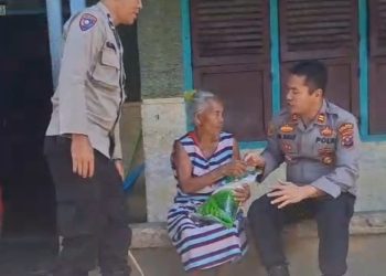 Polsek Siantar Timur menggelar kegiatan Jumat Berkah dengan memberikan bantuan sembako, kepada warga kurang mampu, pada Jumat siang (18/7/2025).