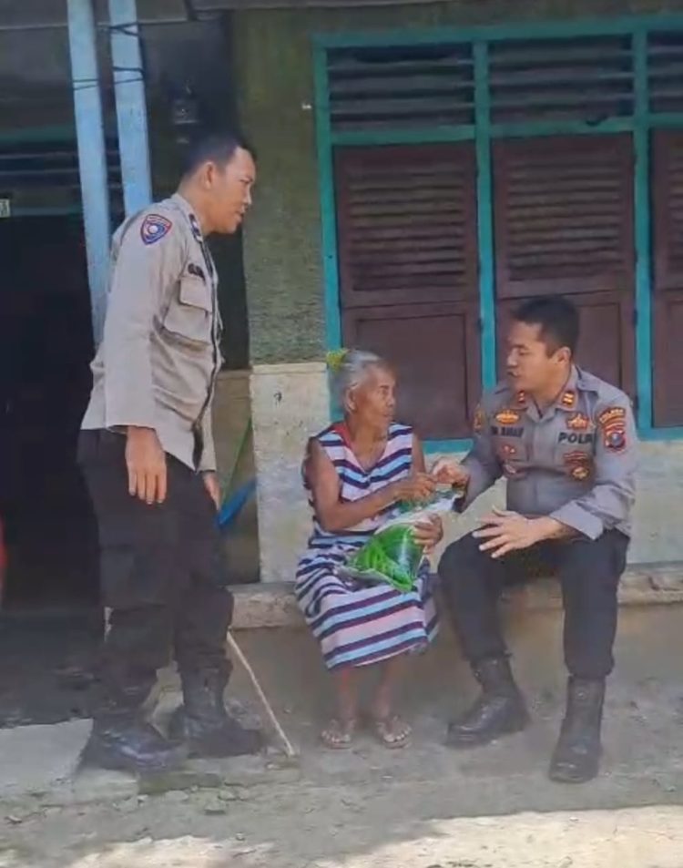 Polsek Siantar Timur menggelar kegiatan Jumat Berkah dengan memberikan bantuan sembako, kepada warga kurang mampu, pada Jumat siang (18/7/2025).