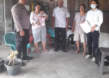 Polres Pematangsiantar melalui Bhabinkamtibmas Kelurahan Simarimbun, Bripka Johannes Siregar, melaksanakan monitoring pendataan bayi baru lahir di Simarimbun Tangki, Jalan Raya ke Sidamanik, pada Kamis (3/7/2025) pagi.