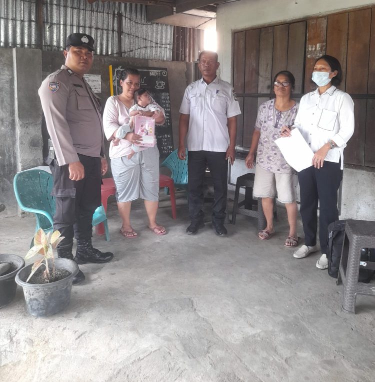 Polres Pematangsiantar melalui Bhabinkamtibmas Kelurahan Simarimbun, Bripka Johannes Siregar, melaksanakan monitoring pendataan bayi baru lahir di Simarimbun Tangki, Jalan Raya ke Sidamanik, pada Kamis (3/7/2025) pagi.