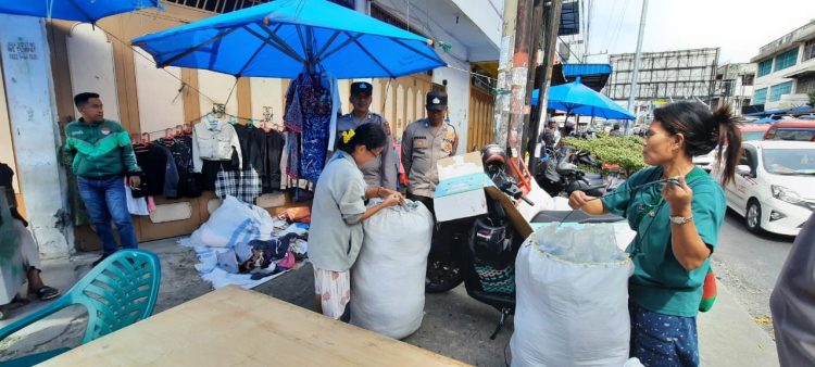 Sat Binmas Polres Pematangsiantar sambang kamtibmas kepada para pedagang, di Pasar Horas Pematangsiantar, pada Senin (21/7/2025) pagi.
