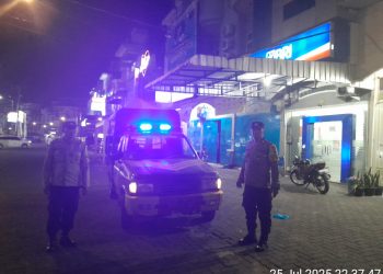 Polsek Siantar Timur melalui Bhabinkamtibmas, AIPTU Jeri Ardian, AIPDA V.R.S Garingging S.T dan AIPDA H.N Silalahi, melaksanakan Blue Light Patrol (BLP) malam hari, di wilayah hukum Polsek Siantar Timur, pada Jumat (25/7/2025).