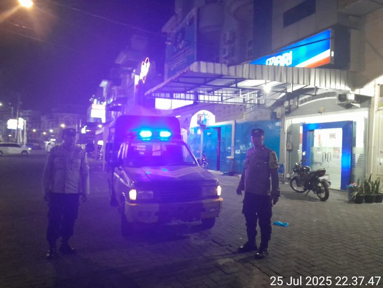Polsek Siantar Timur melalui Bhabinkamtibmas, AIPTU Jeri Ardian, AIPDA V.R.S Garingging S.T dan AIPDA H.N Silalahi, melaksanakan Blue Light Patrol (BLP) malam hari, di wilayah hukum Polsek Siantar Timur, pada Jumat (25/7/2025).