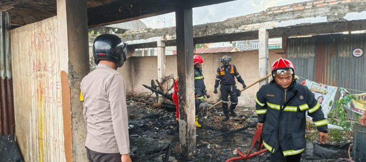 Personil Polsek Siantar Utara melakukan pengecekan terjadinya kebakaran ban dan springbed atau tempat tidur, di bangunan eks Gudang Agribisnis Parluasan, Jl. Sisingamangaraja, pada Selasa (22/7/2025) sore.