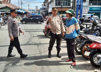 Sat Binmas Polres Pematangsiantar melaksanakan patroli rutin atau sambang kamtibmas kepada juru parkir, di jalan Vihara Pematangsiantar, pada Rabu (16/7/2025) pagi.