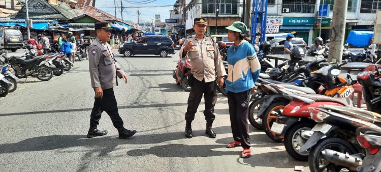 Sat Binmas Polres Pematangsiantar melaksanakan patroli rutin atau sambang kamtibmas kepada juru parkir, di jalan Vihara Pematangsiantar, pada Rabu (16/7/2025) pagi.