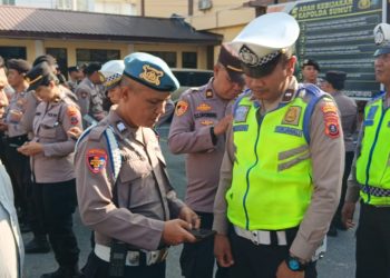 , Si Propam Polres Pematangsiantar melaksanakan pengecekan Handphone (HP) milik personil secara dadakan.