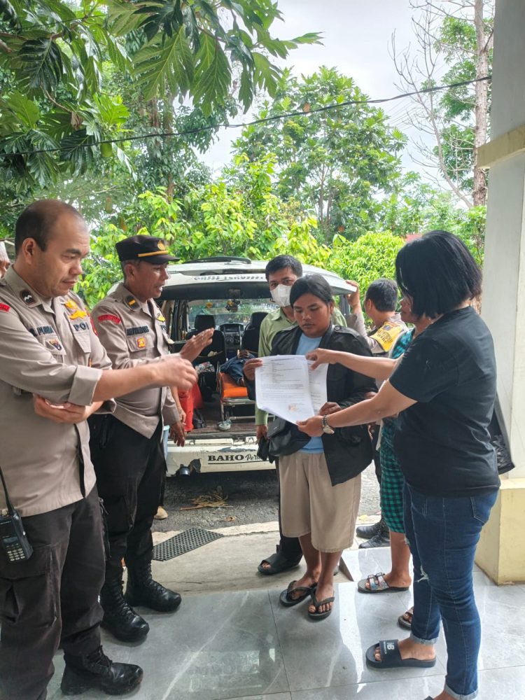 Jenazah korban saat dievakuasi petugas.