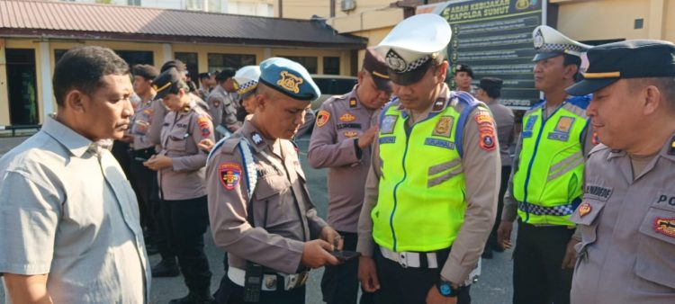 , Si Propam Polres Pematangsiantar melaksanakan pengecekan Handphone (HP) milik personil secara dadakan.