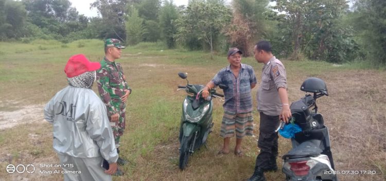 Polsek Siantar Martoba melakukan pengecekan dan sekaligus monitoring terjadinya kebakaran lahan kosong, di Jalan Tambun Timur, tepatnya di depan Perumahan Bintang Tambun Residence, pada Rabu (30/7/2025) sore.