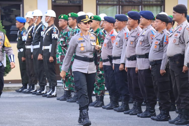 Kapolres Pematangsianțar, AKBP Sah Udur T.M. Sitinjak SH, SIK, MH, pimpin apel gelar pasukan Ops Patuh Toba 2025, di Lapangan Apel Polres Pematangsiantar, pada Senin (14/7/2025) pagi.