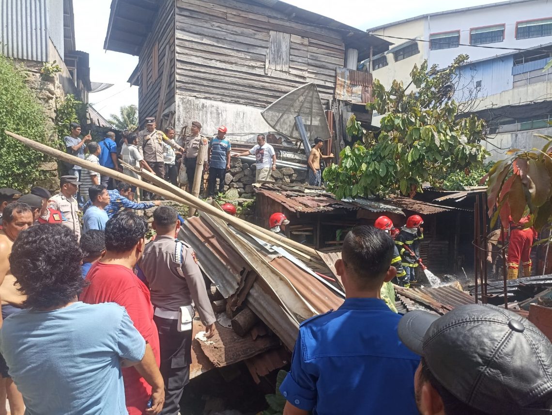 Polsek Siantar Selatan melakukan pengecekan Tempat Kejadian Perkara (TKP) kebakaran kandang ternak babi, di Jalan Pematang Sk 4-45A, Kelurahan Simalungun, Kecamatan Siantar Selatan, Kota Pematangsiantar, pada Kamis (17/7/2025) pagi.