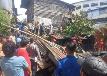 Polsek Siantar Selatan melakukan pengecekan Tempat Kejadian Perkara (TKP) kebakaran kandang ternak babi, di Jalan Pematang Sk 4-45A, Kelurahan Simalungun, Kecamatan Siantar Selatan, Kota Pematangsiantar, pada Kamis (17/7/2025) pagi.