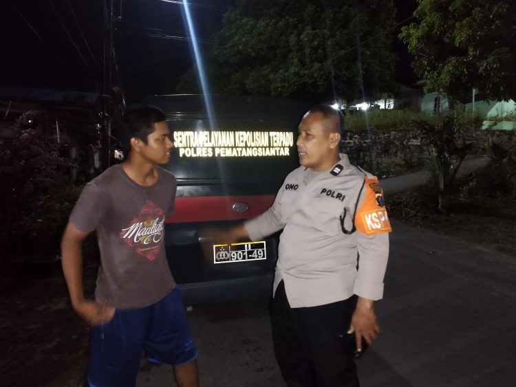 Polres Pematangsiantar gerak cepat melakukan pengecekan Tempat Kejadian Perkara (TKP) penipuan online, di Jalan Suji Pematangsiantar, pada Minggu (6/7/2025) malam.