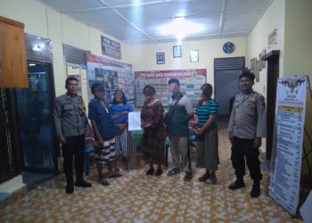 Bhabinkamtibmas Kelurahan Karo, AIPDA Ronald Sianipar, menyelesaikan masalah cekcok mulut sesama warga, di Jalan Marimbun I, dengan problem solving, pada Senin (28/7/2025) sore.