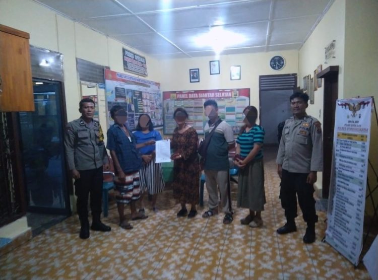 Bhabinkamtibmas Kelurahan Karo, AIPDA Ronald Sianipar, menyelesaikan masalah cekcok mulut sesama warga, di Jalan Marimbun I, dengan problem solving, pada Senin (28/7/2025) sore.