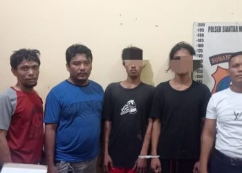 Foto kedua pelaku diamankan Polsek Siantar Martoba.