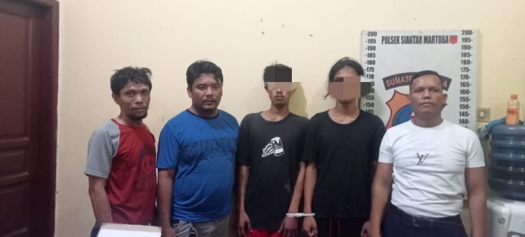 Foto kedua pelaku diamankan Polsek Siantar Martoba.