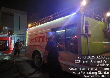 Petugas pemadam kebakaran PT. STTC sedang memadamkan api yang membakar pabrik tahu, di Jalan Ahmad Yani, Kelurahan Asuhan, Kecamatan Siantar Timur.