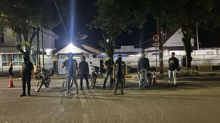 Polres Pematangsiantar meningkatkan patroli dalam rangka mengantisipasi gangguan kamtibmas seperti tawuran, geng motor, dan knalpot brong, di wilayah hukum Polres Pematangsiantar, pada Sabtu (6/7/2025) malam.