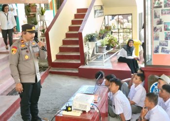 Kapolsek Siantar Barat, IPTU Dian Putra S.Sos.I, MH, sebagai narasumber dalam kegiatan Masa Perkenalan Lingkungan Sekolah (MPLS) Tahun Ajaran Baru 2025, di Yayasan Perguruan (YP) Teladan Pematansiantar, pada Senin (14/7/2025) siang.