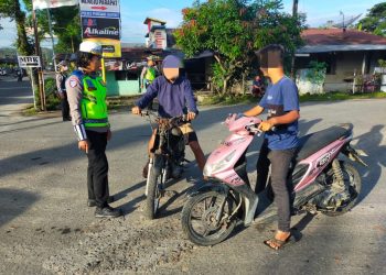 Sat Lantas Polres Pematangsianțar melalui Kanit Kamsel, IPDA Serly Tarigan, memberikan himbauan kepada pengendara sepedamotor, anak di bawah umur, di Jalan Medan, Kota Pematangsiantar, pada Selasa (8/7/2025) siang.