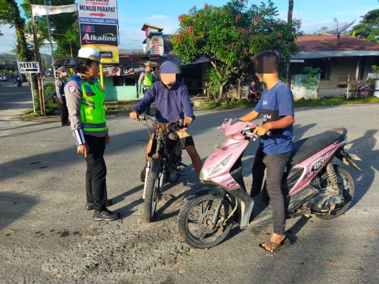 Sat Lantas Polres Pematangsianțar melalui Kanit Kamsel, IPDA Serly Tarigan, memberikan himbauan kepada pengendara sepedamotor, anak di bawah umur, di Jalan Medan, Kota Pematangsiantar, pada Selasa (8/7/2025) siang.