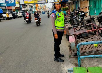 Sat Lantas Polres Pematangsiantar memberikan himbauan dan edukasi kepada para pedagang di sepanjang Jalan Merdeka - Imam Bonjol, Kelurahan Dwikora, Kecamatan Siantar Barat, Kota Pematangsiantar, pada Kamis (24/7/2025) pagi.