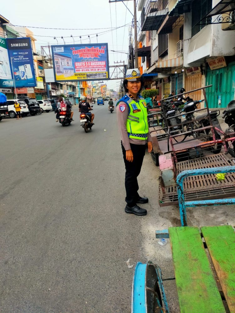 Sat Lantas Polres Pematangsiantar memberikan himbauan dan edukasi kepada para pedagang di sepanjang Jalan Merdeka - Imam Bonjol, Kelurahan Dwikora, Kecamatan Siantar Barat, Kota Pematangsiantar, pada Kamis (24/7/2025) pagi.