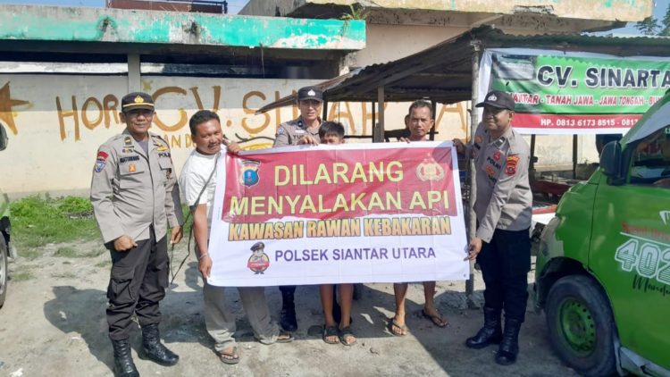 Polsek Siantar Utara  sosialisasi pencegahan Kebakaran Hutan dan Lahan (Karhutla) kepada masyarakat di eks Terminal Sukadame Parluasan, pada Senin (28/7/2025) pagi.