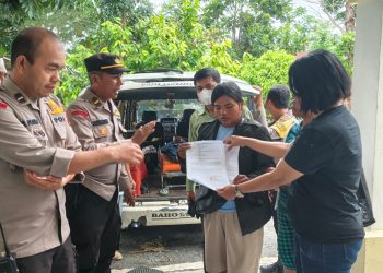 Jenazah korban saat dievakuasi petugas.