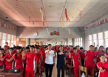 Kasat Reserse Narkoba Polres Pematangsiantar, AKP Jonni H. Pardede SH, diwakili Kanit Idik 1, IPDA Warman Siallagan SH, menjadi narasumber dalam kegiatan Masa Perkenalan Lingkungan Sekolah (MPLS) Tahun Ajaran Baru, di SMK Swasta GKPI 1 Kota Pematangsiantar, pada Kamis (17/7/2025) pagi.
