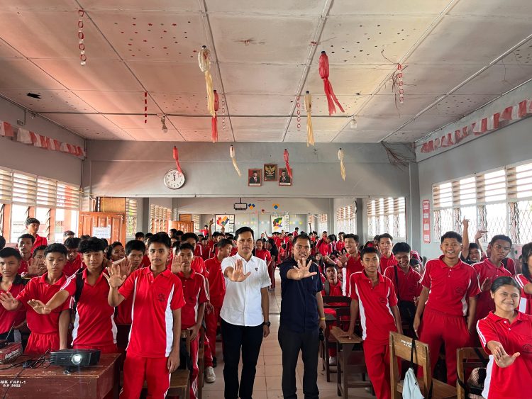 Kasat Reserse Narkoba Polres Pematangsiantar, AKP Jonni H. Pardede SH, diwakili Kanit Idik 1, IPDA Warman Siallagan SH, menjadi narasumber dalam kegiatan Masa Perkenalan Lingkungan Sekolah (MPLS) Tahun Ajaran Baru, di SMK Swasta GKPI 1 Kota Pematangsiantar, pada Kamis (17/7/2025) pagi.