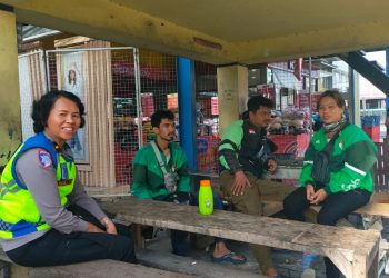 Sat Lantas Polres Pematangsiantar melalui Kanit Kamsel, IPDA Serli Tarigan sosialisasi tertib berlalulintas dan Layanan Polisi Call Center 110 kepada para pengemudi atau driver Gojek yang mengkal, di Jalan Sutomo Pematangsiantar, pada Senin (7/7/2025) pagi.