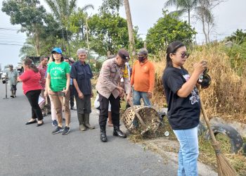 Polsek Siantar Selatan mengikuti gotong royong massal, membersihkan lingkungan Jalan Narumonda, Simpang Parsoburan, Kelurahan Kristen, Kecamatan Siantar Selatan, Kota Pematangsiantar, pada Jumat (25/7/2025) pagi.