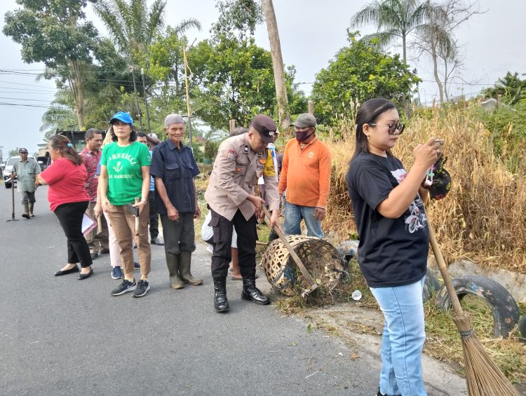 Polsek Siantar Selatan mengikuti gotong royong massal, membersihkan lingkungan Jalan Narumonda, Simpang Parsoburan, Kelurahan Kristen, Kecamatan Siantar Selatan, Kota Pematangsiantar, pada Jumat (25/7/2025) pagi.