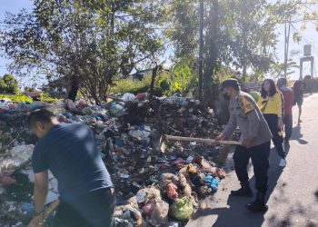 Polsek Siantar Martoba melalui Bhabinkamtibmas Kelurahan Bukit Sofa, BRIPKA Nurdiansyah melaksanakan gotong royong bersama warga dan pegawai Kelurahan Bukit Sofa, pada Jumat (18/7/2025) pagi.