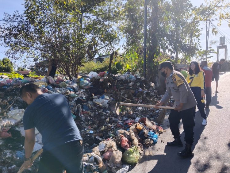 Polsek Siantar Martoba melalui Bhabinkamtibmas Kelurahan Bukit Sofa, BRIPKA Nurdiansyah melaksanakan gotong royong bersama warga dan pegawai Kelurahan Bukit Sofa, pada Jumat (18/7/2025) pagi.