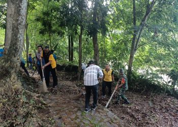 Polsek Siantar Barat mengikuti gotong royong, di Taman Sehati, Jl. MH Sitorus Pematangsiantar, pada Jumat (11/7/2025) pagi.