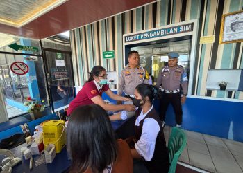 Sat Lantas Polres Pematangsiantar meksanakan sosialisasi Operasi Patuh Toba Tahun 2025 dan pengobatan gratis kepada masyarakat peserta pengurusan Surat Ijin Mengemudi (SIM), pada Jumat (18/7/2025) pagi.