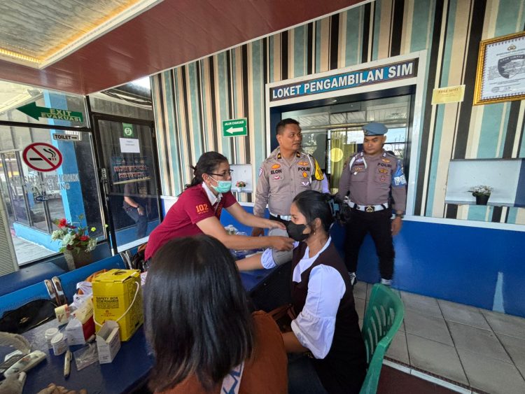 Sat Lantas Polres Pematangsiantar meksanakan sosialisasi Operasi Patuh Toba Tahun 2025 dan pengobatan gratis kepada masyarakat peserta pengurusan Surat Ijin Mengemudi (SIM), pada Jumat (18/7/2025) pagi.