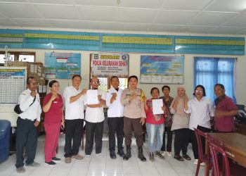 Foto bersama disela kegiatan.