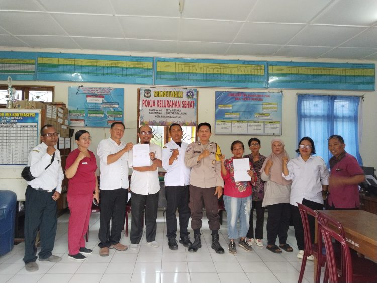 Foto bersama disela kegiatan.
