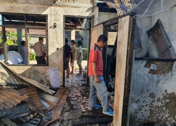 Polseķ Sianțar Selatan dan petugas piket Polres Pematangsiantar turun melakukan pengecekan TKP kebakaran rumah, di Jalan Mata Air, Gang Dosroha, Kelurahan Aek Nauli, Kecamatan Siantar Selatan, Kota Pematangsiantar, pada Kamis (17/7/2025) malam.