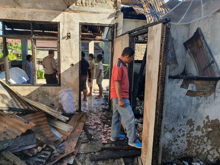 Polseķ Sianțar Selatan dan petugas piket Polres Pematangsiantar turun melakukan pengecekan TKP kebakaran rumah, di Jalan Mata Air, Gang Dosroha, Kelurahan Aek Nauli, Kecamatan Siantar Selatan, Kota Pematangsiantar, pada Kamis (17/7/2025) malam.