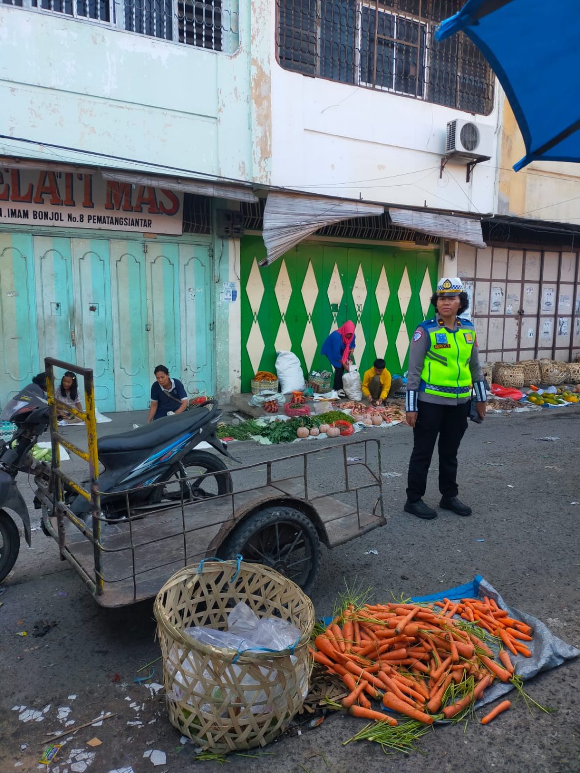 Sat Lantas Polres Pematangsiantar memberikan himbauan dan edukasi kepada Pedagang Pasar Tumpah, di sepanjang Badan Jalan Iman Bonjol Pematangsiantar, pada Senin (30/6/2025) pagi.